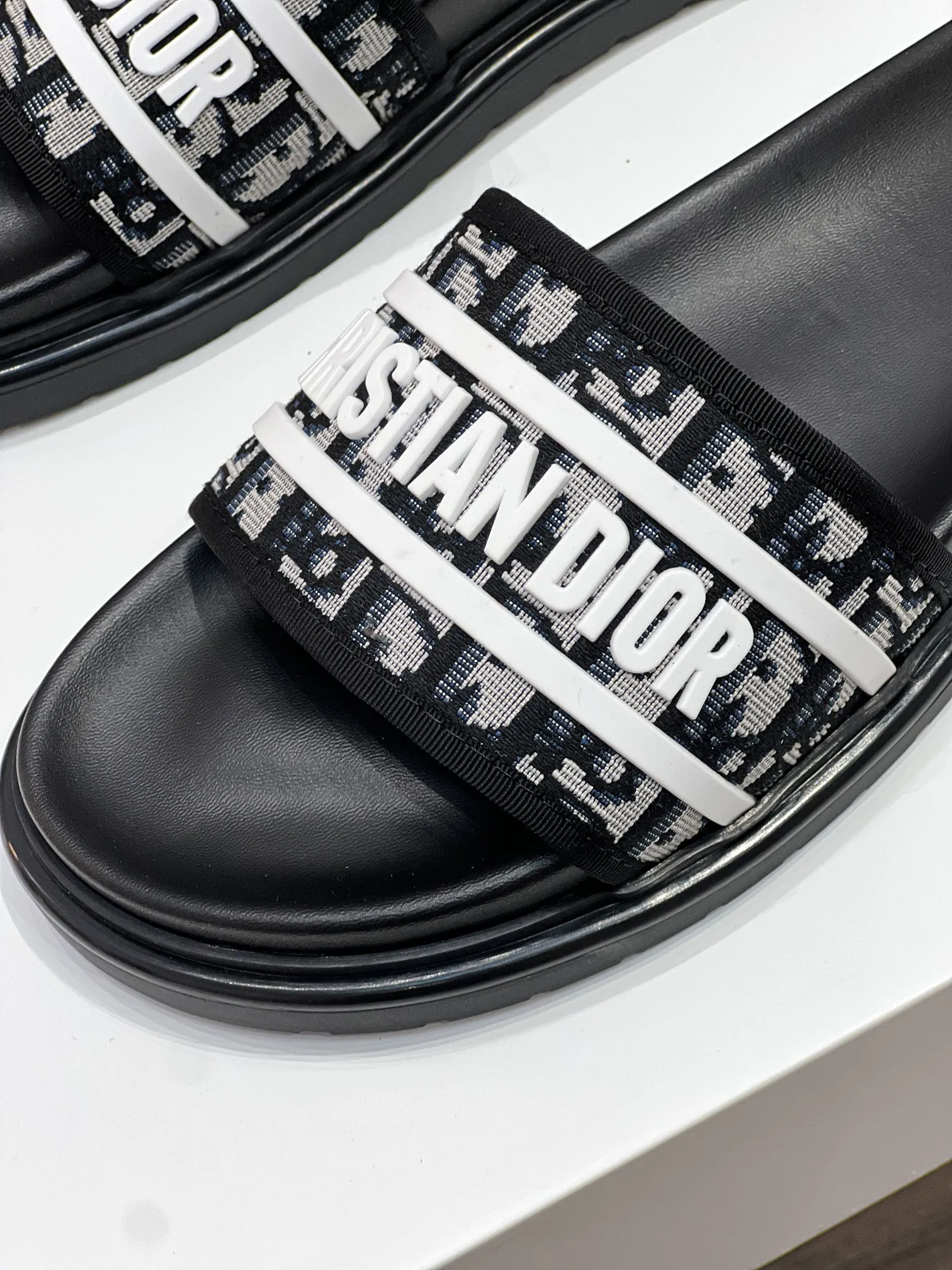 Men's men's shoes💰320【DIOR】🐝🐝Top version. 2024ss Dior’s latest men’s slippers are a must-have. Dior Alias ​​Men's Genuine Leather Slippers This summer new Alias ​​sandal embodies a casual and elegant style. Carefully crafted from grained cow leather and Oblique printed fabric, with cowhide lining! Cross-strap design with metal-clad brass CD Diamond logo. The imported cowhide leather and rubber sole adds sophistication and comfort, while Oblique print-effect anti-slip panels add style. Size39-44 (customized at 38.45)